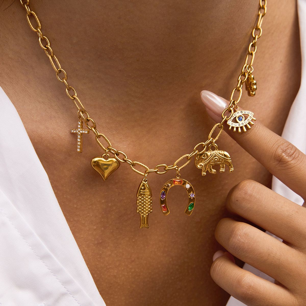 ELENYS Lucky Symbols na krku – výrazný zlatý řetízkový náhrdelník